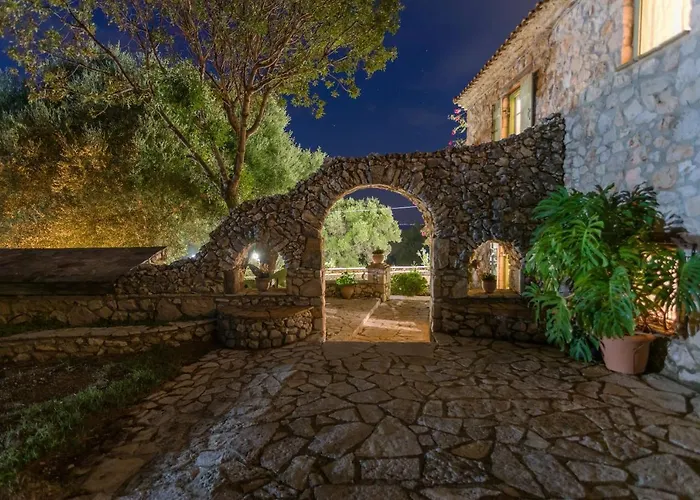 Louiza - Luxury Stone Villa Volímai