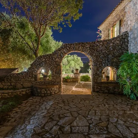 Louiza - Luxury Stone Villa Volimes